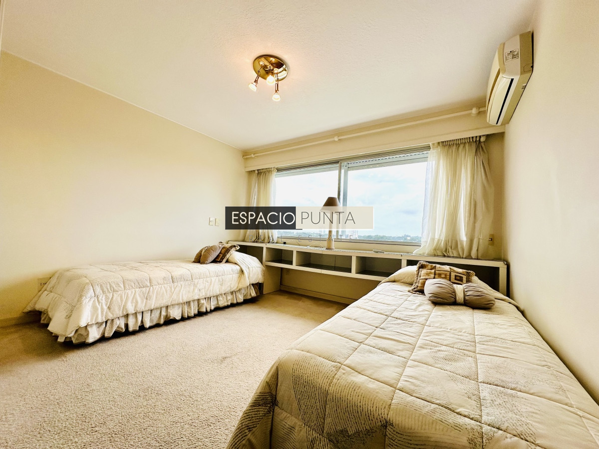 Apartamento ID.2293 - Venta de maravilloso departamento reciclado de 3 dormitorioes más dependencia sobre primera fila de Playa Mansa, Punta del Este