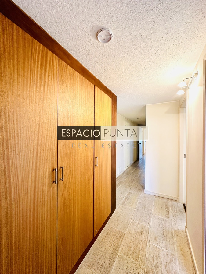 Apartamento ID.2293 - Venta de maravilloso departamento reciclado de 3 dormitorioes más dependencia sobre primera fila de Playa Mansa, Punta del Este