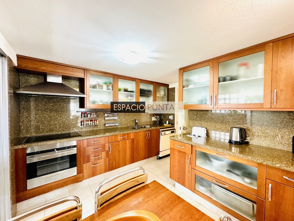Apartamento ID.2293 - Venta de maravilloso departamento reciclado de 3 dormitorioes más dependencia sobre primera fila de Playa Mansa, Punta del Este