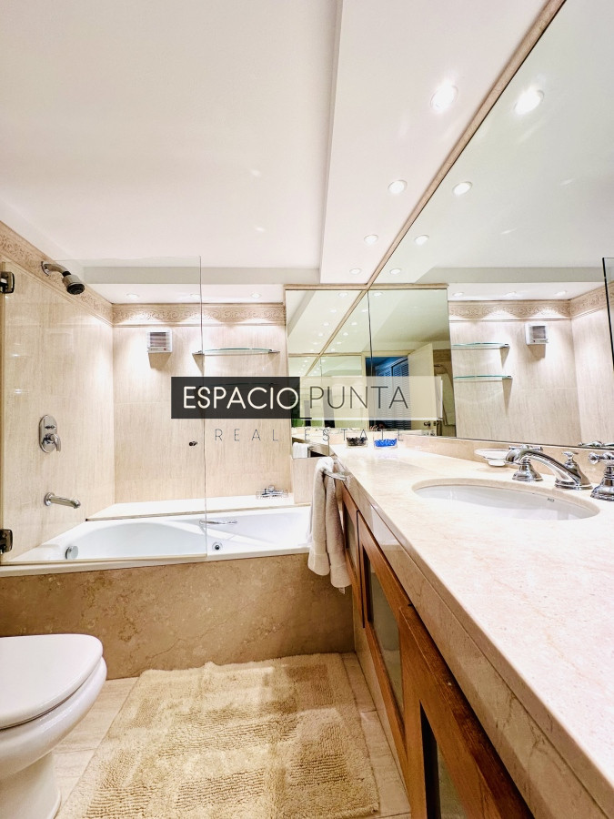 Apartamento ID.2293 - Venta de maravilloso departamento reciclado de 3 dormitorioes más dependencia sobre primera fila de Playa Mansa, Punta del Este