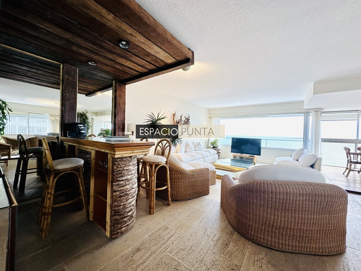 Apartamento ID.2293 - Venta de maravilloso departamento reciclado de 3 dormitorioes más dependencia sobre primera fila de Playa Mansa, Punta del Este
