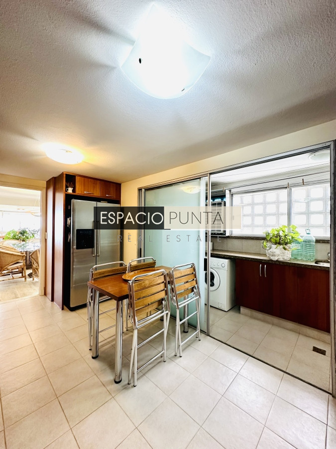 Apartamento ID.2293 - Venta de maravilloso departamento reciclado de 3 dormitorioes más dependencia sobre primera fila de Playa Mansa, Punta del Este