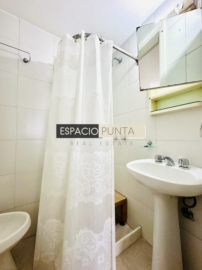 Apartamento ID.2293 - Venta de maravilloso departamento reciclado de 3 dormitorioes más dependencia sobre primera fila de Playa Mansa, Punta del Este