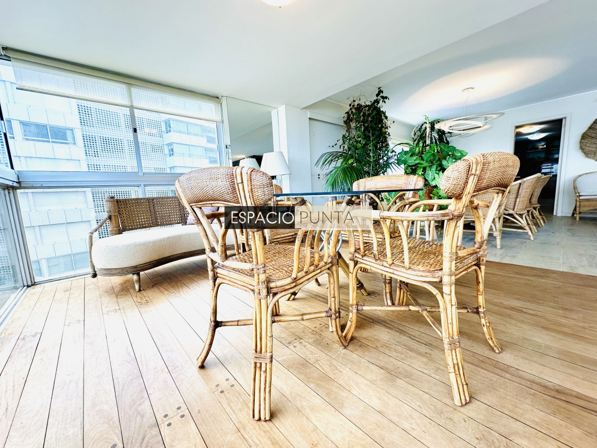Apartamento ID.2293 - Venta de maravilloso departamento reciclado de 3 dormitorioes más dependencia sobre primera fila de Playa Mansa, Punta del Este