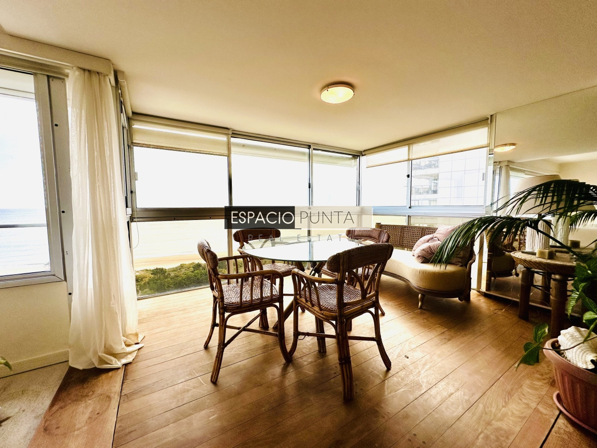 Apartamento ID.2293 - Venta de maravilloso departamento reciclado de 3 dormitorioes más dependencia sobre primera fila de Playa Mansa, Punta del Este