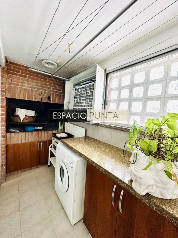 Apartamento ID.2293 - Venta de maravilloso departamento reciclado de 3 dormitorioes más dependencia sobre primera fila de Playa Mansa, Punta del Este