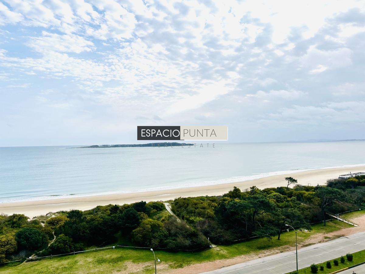 Apartamento ID.2293 - Venta de maravilloso departamento reciclado de 3 dormitorioes más dependencia sobre primera fila de Playa Mansa, Punta del Este