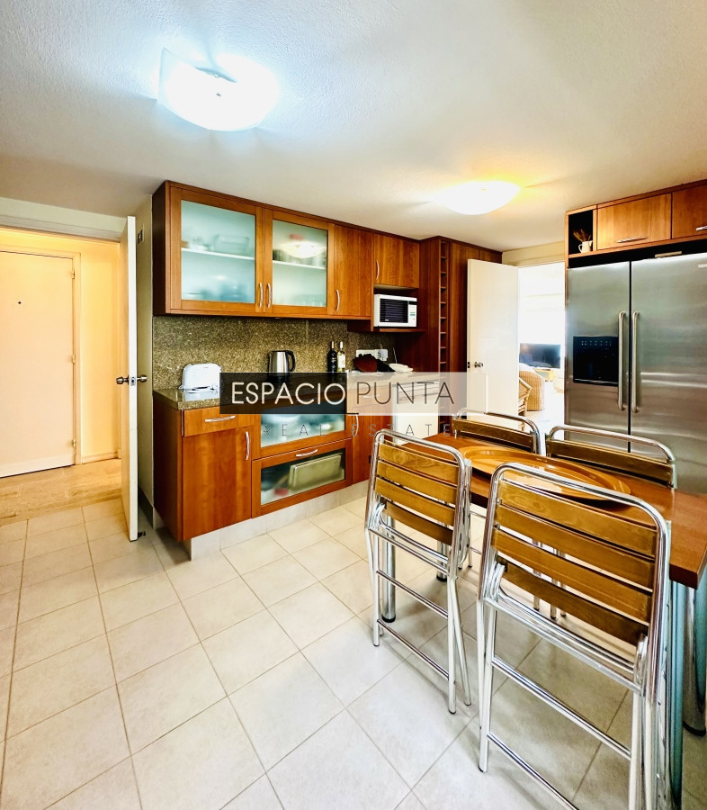 Apartamento ID.2293 - Venta de maravilloso departamento reciclado de 3 dormitorioes más dependencia sobre primera fila de Playa Mansa, Punta del Este