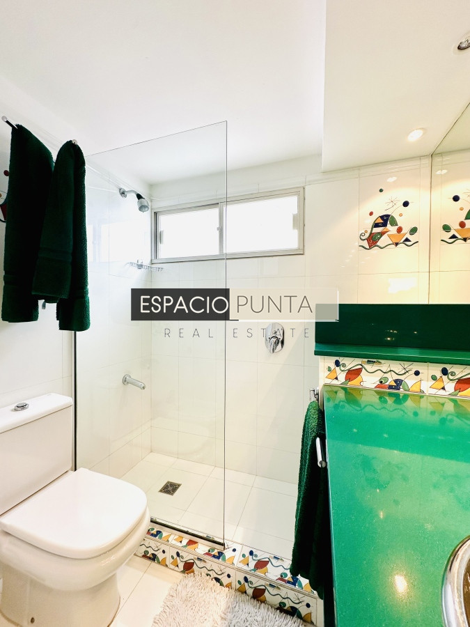 Apartamento ID.2293 - Venta de maravilloso departamento reciclado de 3 dormitorioes más dependencia sobre primera fila de Playa Mansa, Punta del Este