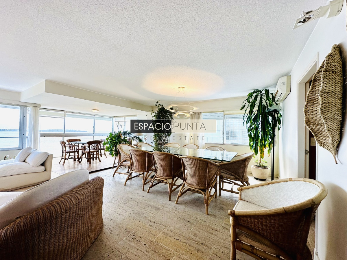 Apartamento ID.2293 - Venta de maravilloso departamento reciclado de 3 dormitorioes más dependencia sobre primera fila de Playa Mansa, Punta del Este