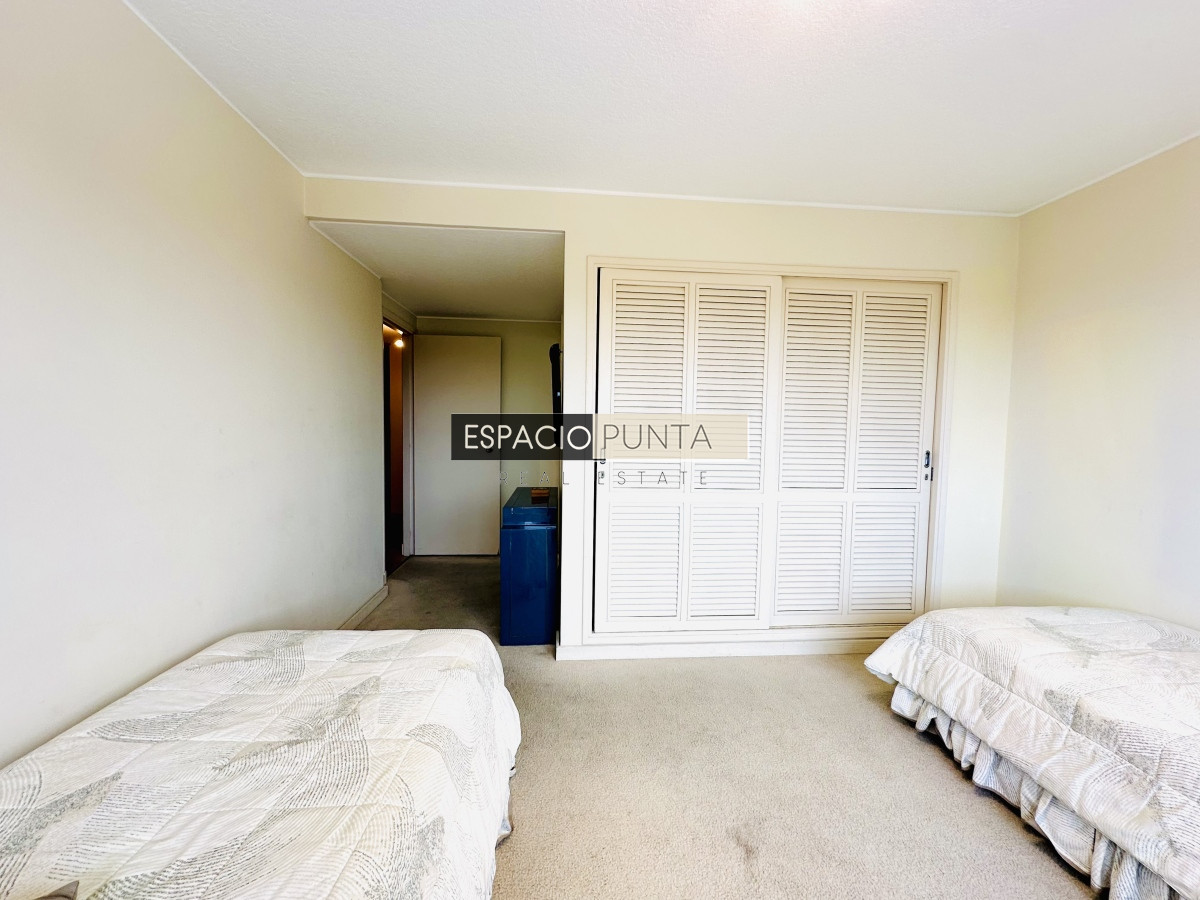 Apartamento ID.2293 - Venta de maravilloso departamento reciclado de 3 dormitorioes más dependencia sobre primera fila de Playa Mansa, Punta del Este