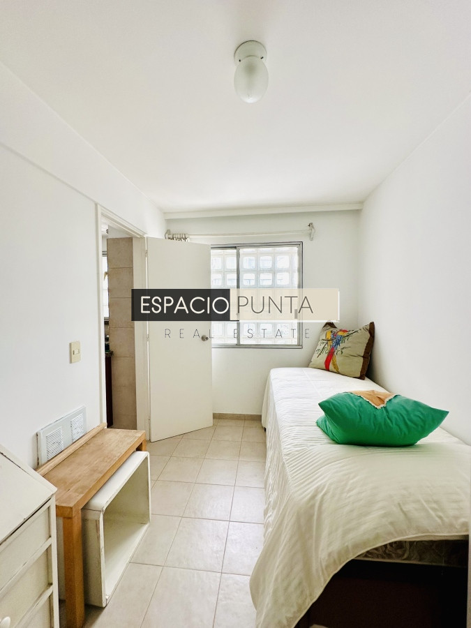 Apartamento ID.2293 - Venta de maravilloso departamento reciclado de 3 dormitorioes más dependencia sobre primera fila de Playa Mansa, Punta del Este