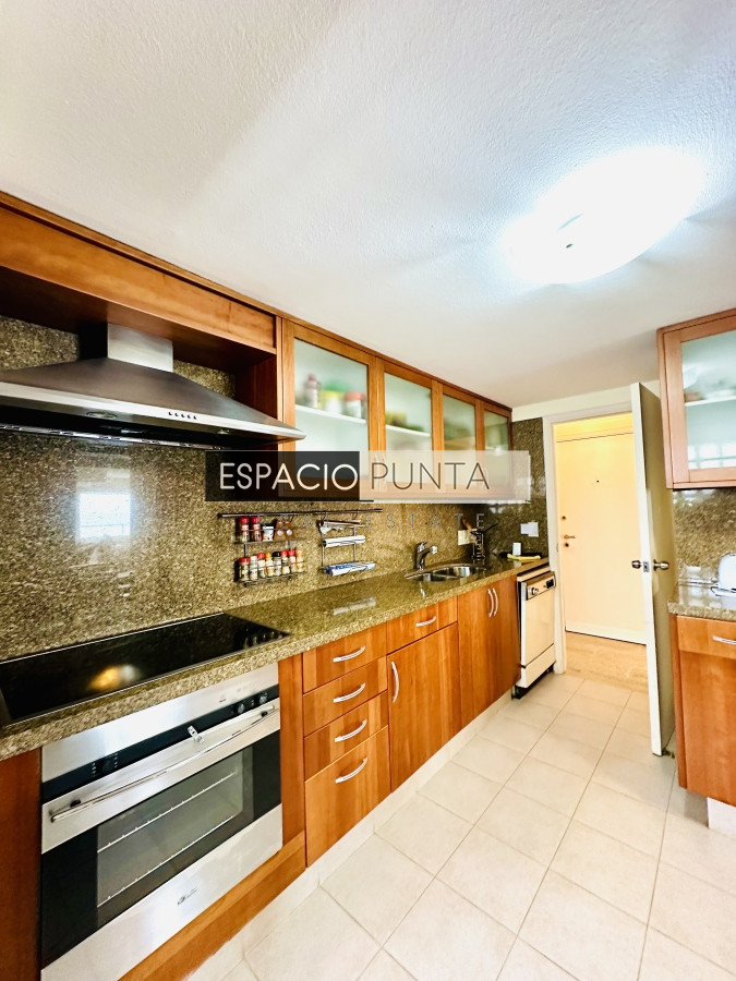 Apartamento ID.2293 - Venta de maravilloso departamento reciclado de 3 dormitorioes más dependencia sobre primera fila de Playa Mansa, Punta del Este