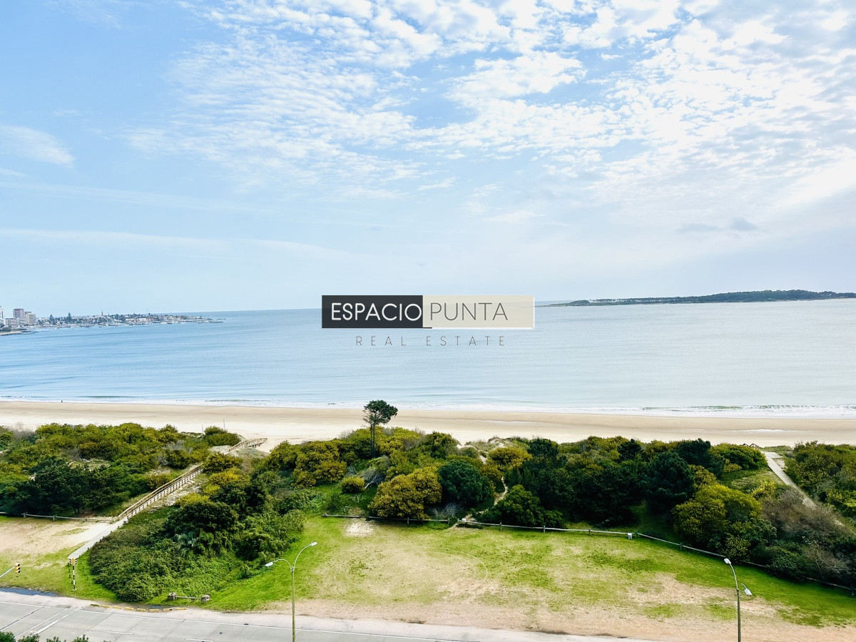 Apartamento ID.2293 - Venta de maravilloso departamento reciclado de 3 dormitorioes más dependencia sobre primera fila de Playa Mansa, Punta del Este