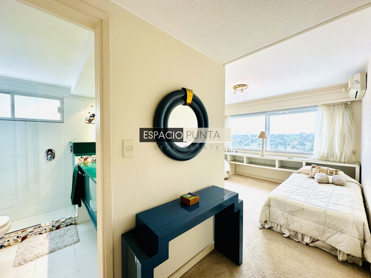 Apartamento ID.2293 - Venta de maravilloso departamento reciclado de 3 dormitorioes más dependencia sobre primera fila de Playa Mansa, Punta del Este