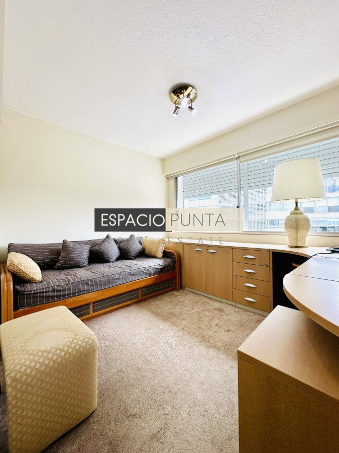 Apartamento ID.2293 - Venta de maravilloso departamento reciclado de 3 dormitorioes más dependencia sobre primera fila de Playa Mansa, Punta del Este