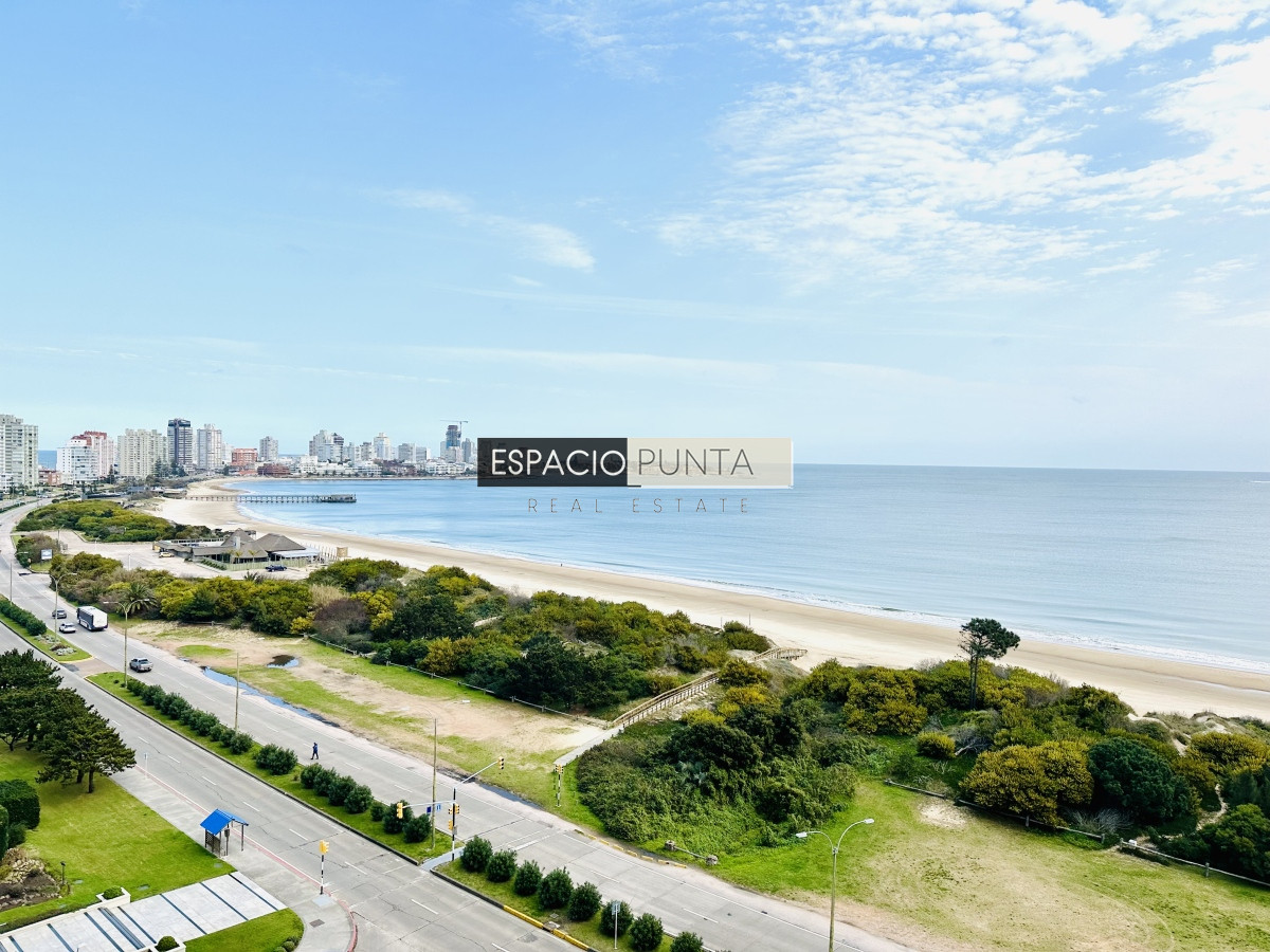 Apartamento ID.2293 - Venta de maravilloso departamento reciclado de 3 dormitorioes más dependencia sobre primera fila de Playa Mansa, Punta del Este