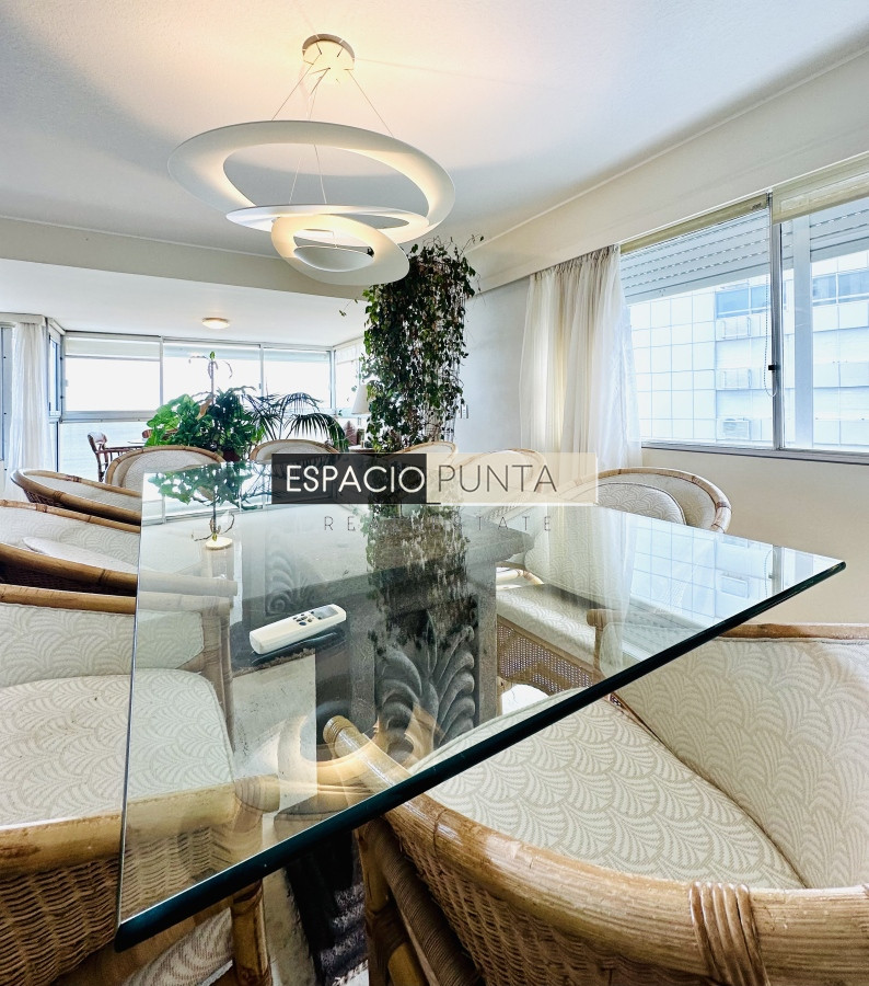 Apartamento ID.2293 - Venta de maravilloso departamento reciclado de 3 dormitorioes más dependencia sobre primera fila de Playa Mansa, Punta del Este