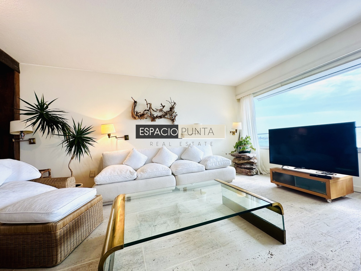 Apartamento ID.2293 - Venta de maravilloso departamento reciclado de 3 dormitorioes más dependencia sobre primera fila de Playa Mansa, Punta del Este