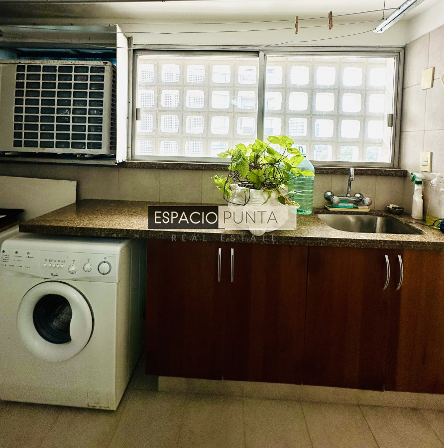 Apartamento ID.2293 - Venta de maravilloso departamento reciclado de 3 dormitorioes más dependencia sobre primera fila de Playa Mansa, Punta del Este