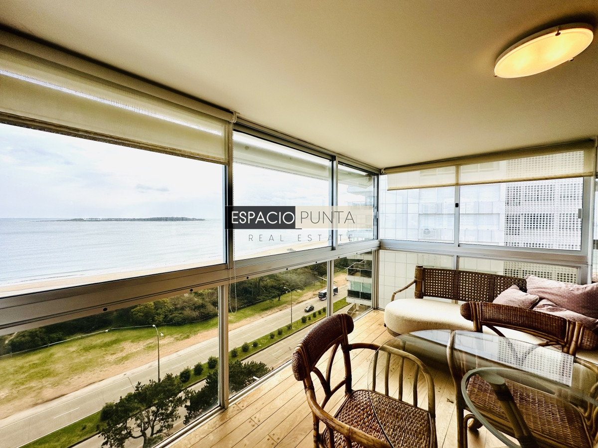 Apartamento ID.2293 - Venta de maravilloso departamento reciclado de 3 dormitorioes más dependencia sobre primera fila de Playa Mansa, Punta del Este