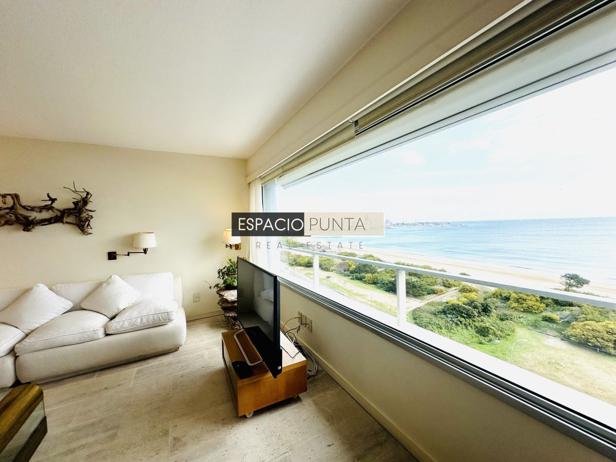 Apartamento ID.2293 - Venta de maravilloso departamento reciclado de 3 dormitorioes más dependencia sobre primera fila de Playa Mansa, Punta del Este