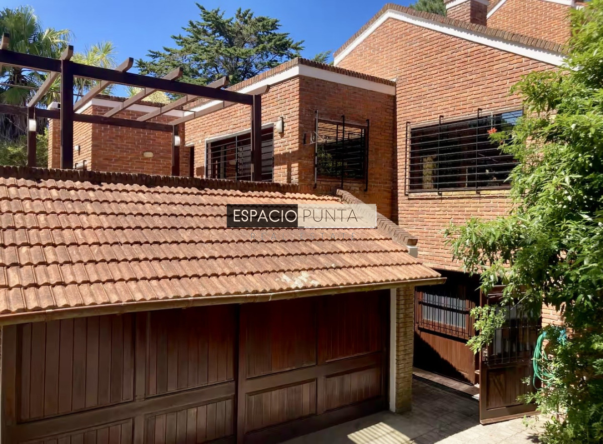 Casa ID.5491 - Gran casa estilo quinta con 5 dormitorios y piscina climatizada en Rincón del Indio a pasos de la playa 