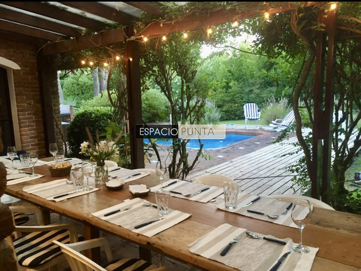 Casa ID.5491 - Gran casa estilo quinta con 5 dormitorios y piscina climatizada en Rincón del Indio a pasos de la playa 