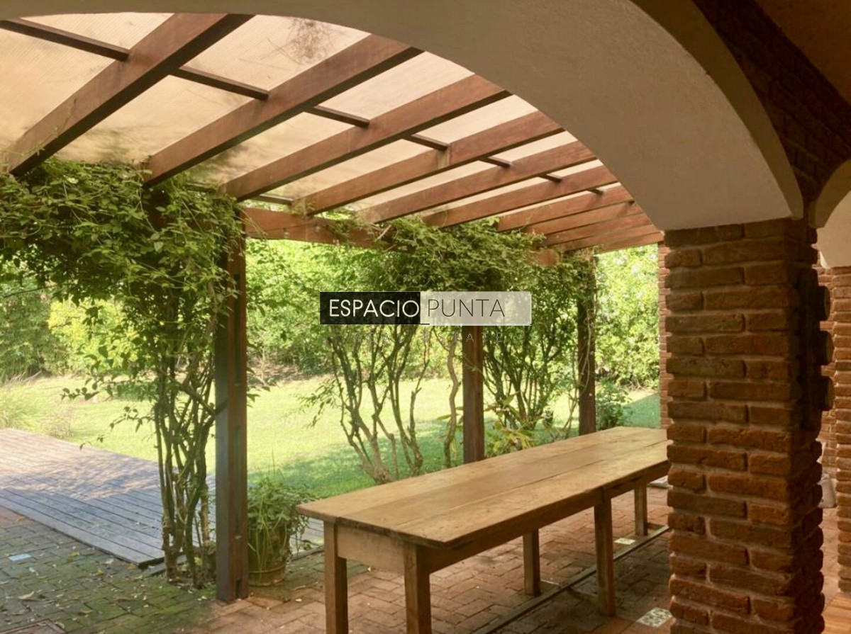 Casa ID.5491 - Gran casa estilo quinta con 5 dormitorios y piscina climatizada en Rincón del Indio a pasos de la playa 
