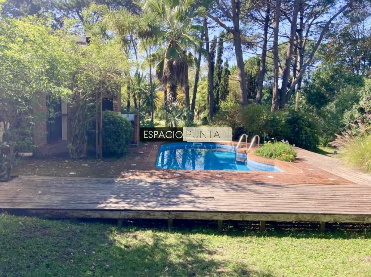 Casa ID.5491 - Gran casa estilo quinta con 5 dormitorios y piscina climatizada en Rincón del Indio a pasos de la playa 