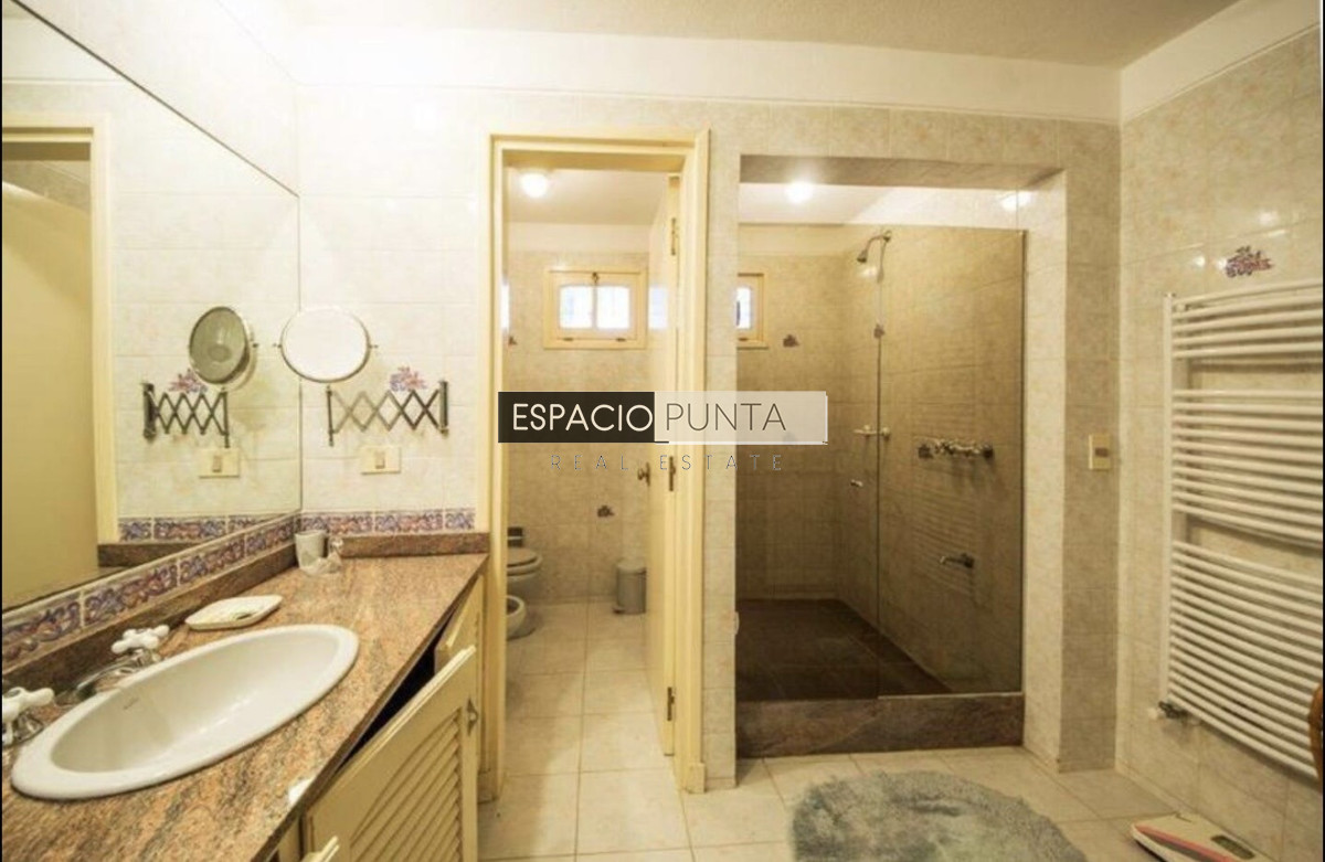 Casa ID.5491 - Gran casa estilo quinta con 5 dormitorios y piscina climatizada en Rincón del Indio a pasos de la playa 