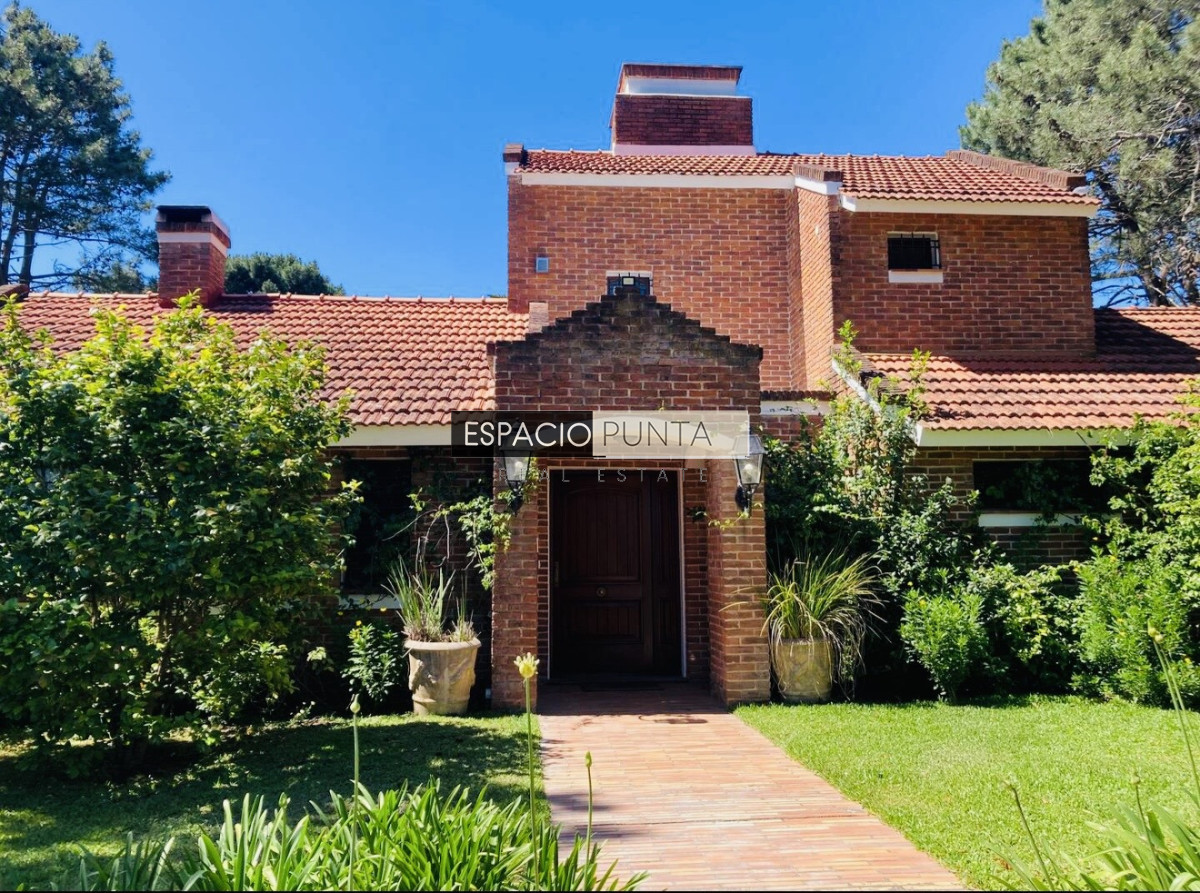 Casa ID.5491 - Gran casa estilo quinta con 5 dormitorios y piscina climatizada en Rincón del Indio a pasos de la playa 