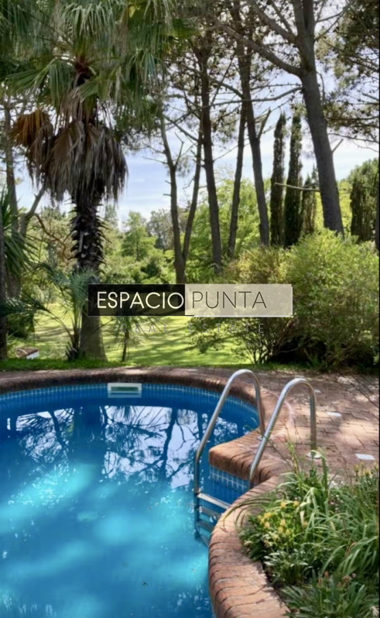 Casa ID.5491 - Gran casa estilo quinta con 5 dormitorios y piscina climatizada en Rincón del Indio a pasos de la playa 