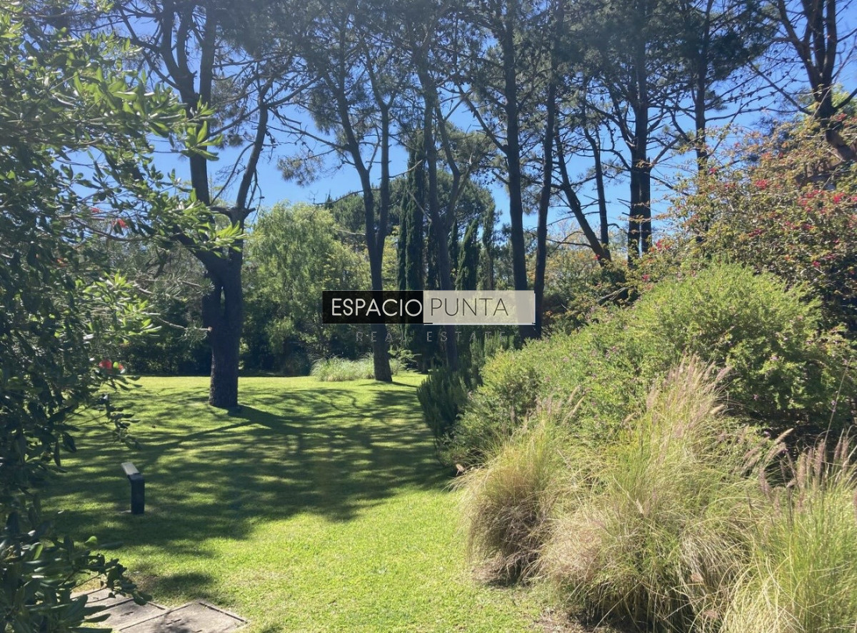 Casa ID.5491 - Gran casa estilo quinta con 5 dormitorios y piscina climatizada en Rincón del Indio a pasos de la playa 
