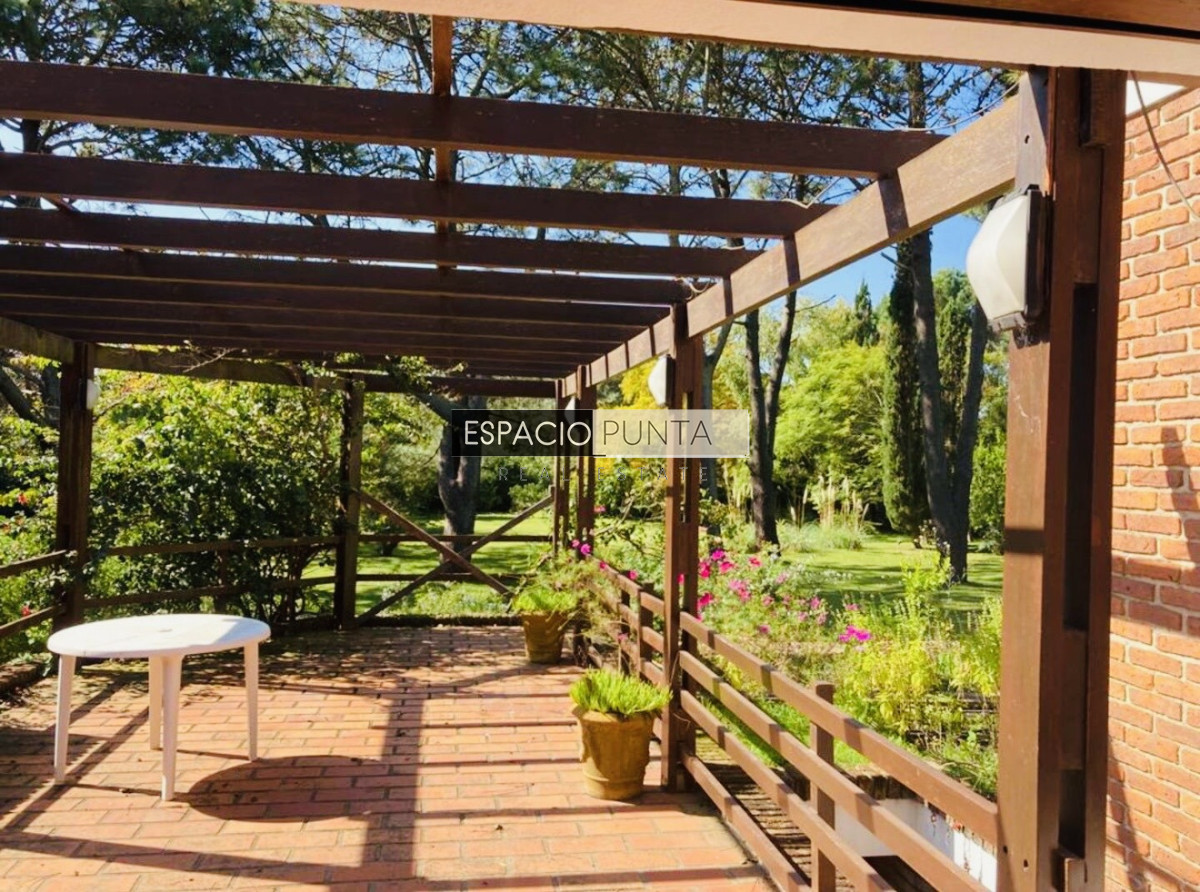 Casa ID.5491 - Gran casa estilo quinta con 5 dormitorios y piscina climatizada en Rincón del Indio a pasos de la playa 