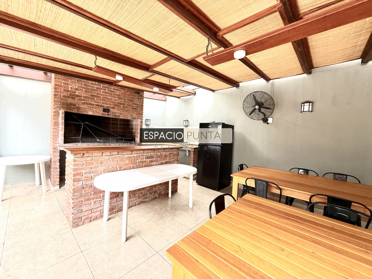 Apartamento ID.4922 - Apartamento en venta playa Mansa de 4 dormitorios y amplia terraza con parrillero propio 