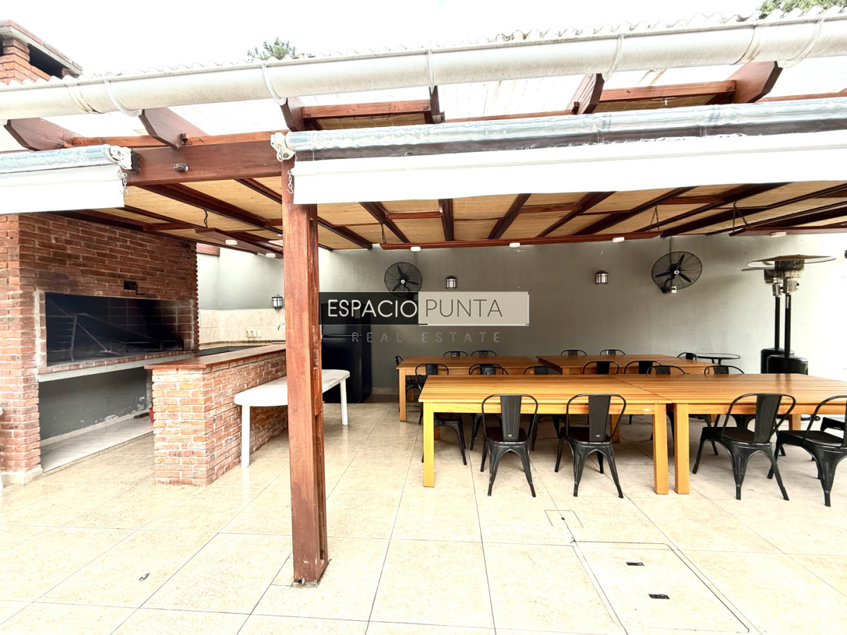 Apartamento ID.4922 - Apartamento en venta playa Mansa de 4 dormitorios y amplia terraza con parrillero propio 