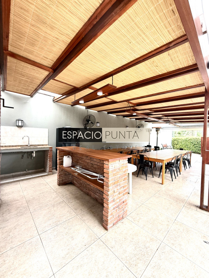Apartamento ID.4922 - Apartamento en venta playa Mansa de 4 dormitorios y amplia terraza con parrillero propio 