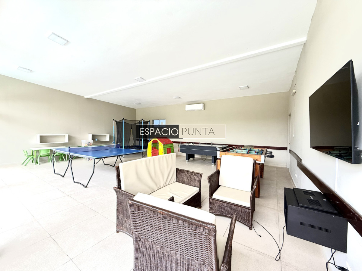 Apartamento ID.4922 - Apartamento en venta playa Mansa de 4 dormitorios y amplia terraza con parrillero propio 