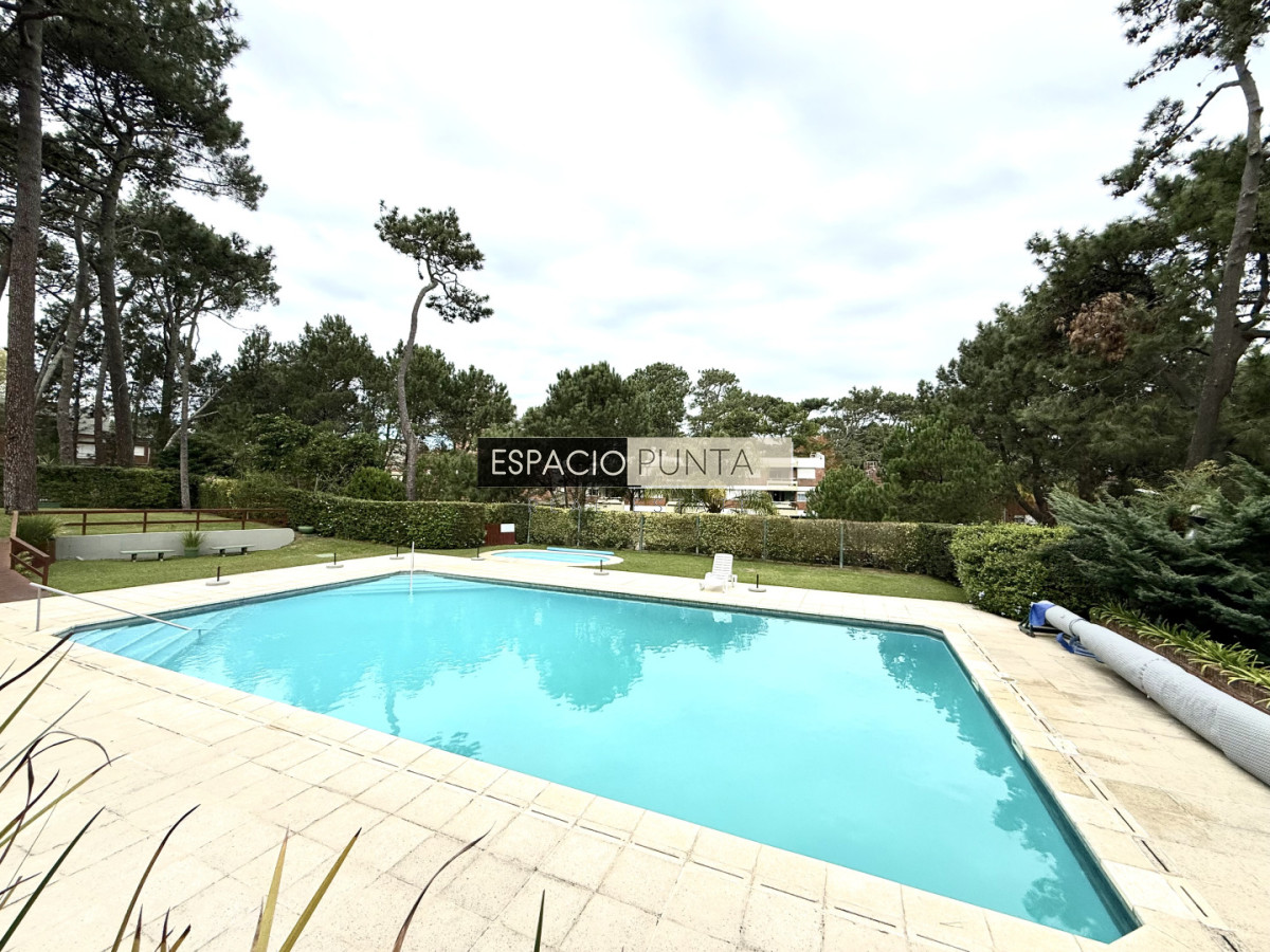 Apartamento ID.4922 - Apartamento en venta playa Mansa de 4 dormitorios y amplia terraza con parrillero propio 