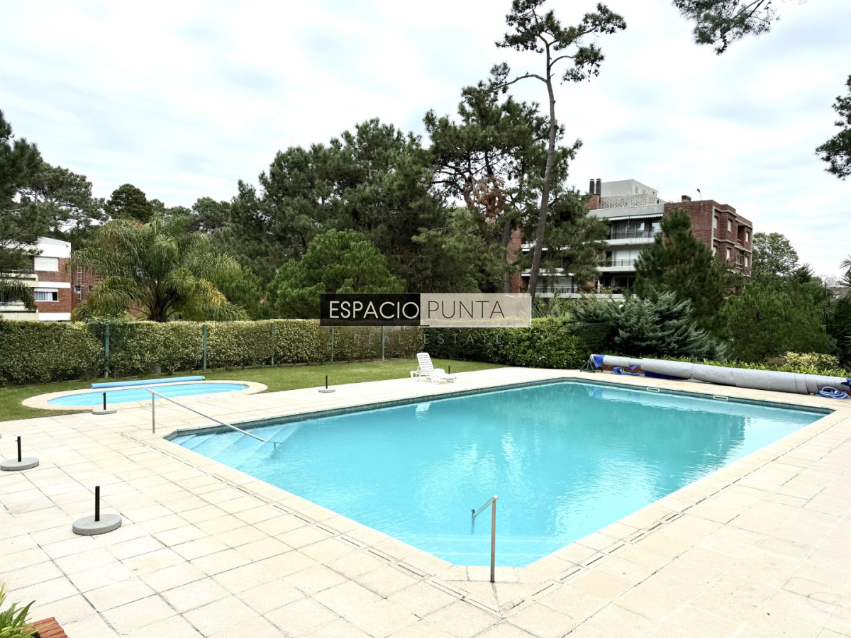 Apartamento ID.4922 - Apartamento en venta playa Mansa de 4 dormitorios y amplia terraza con parrillero propio 