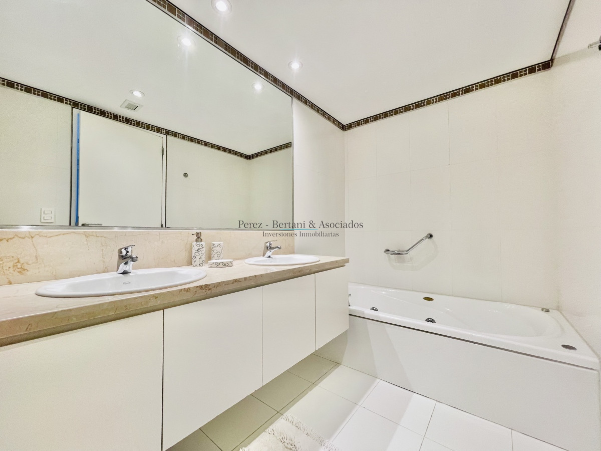 Apartamento ID.813 - Moderno Apartamento de 2 Dormitorios en Le Parc, Playa Brava. Punta del Este 