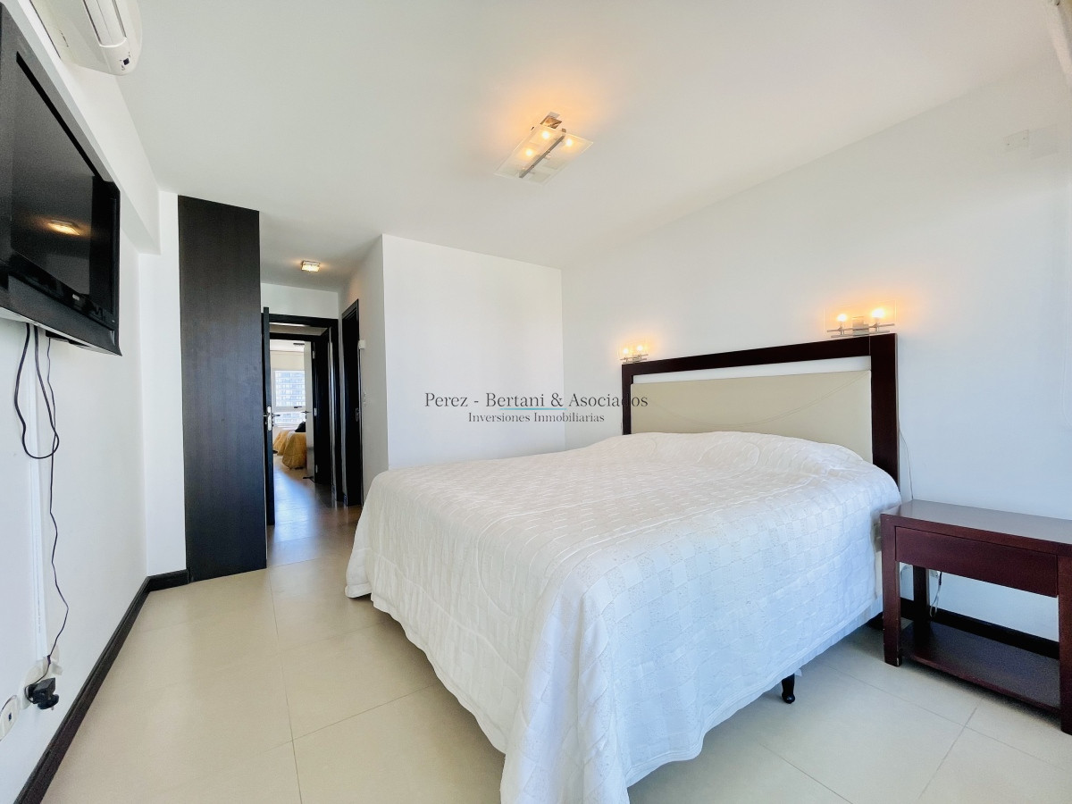 Apartamento ID.47 - Apartamento de 2 Dormitorios, Vista al Mar y Parrillero en Playa Mansa, Venta