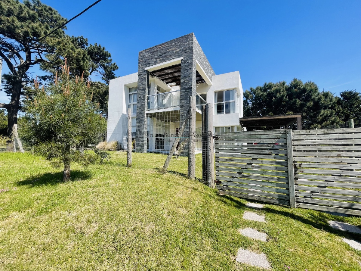 Casa ID.876 - Muy Buena Casa de 5 Dormitorios y Piscina en Rincón del Indio, a Pocos Metros del Mar