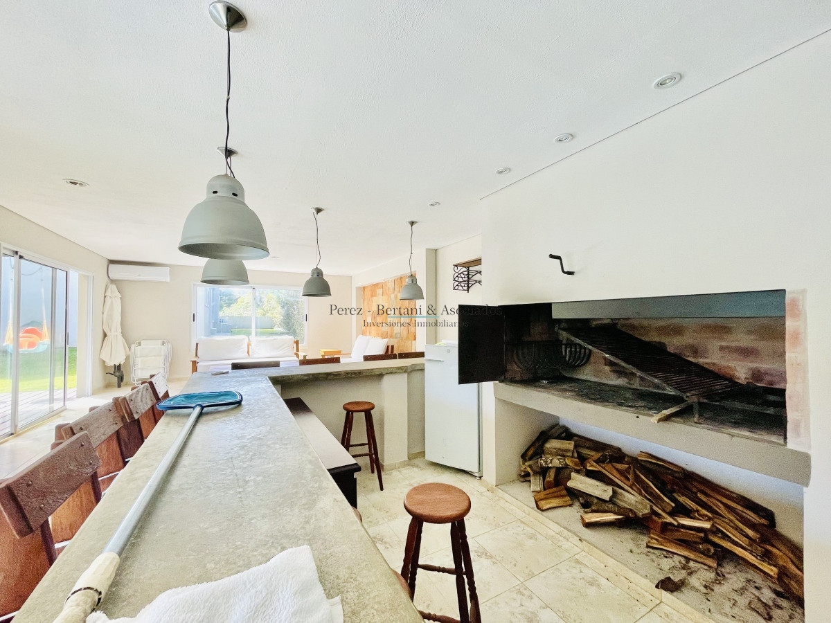 Casa ID.875 - Excelente Casa de 4 Dormitorios, Piscina Climatizada y Barbacoa en Pinares, Punta del Este