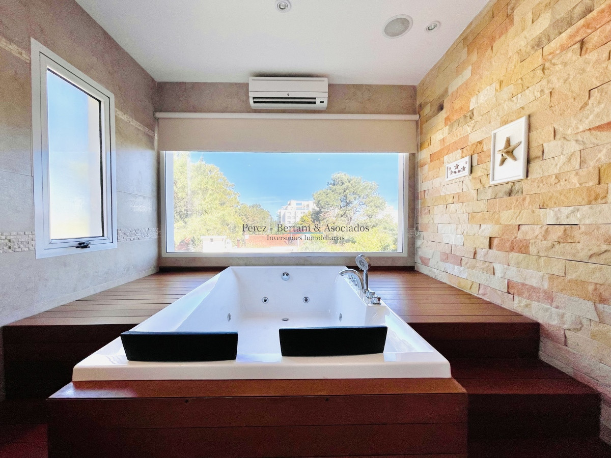 Casa ID.875 - Excelente Casa de 4 Dormitorios, Piscina Climatizada y Barbacoa en Pinares, Punta del Este
