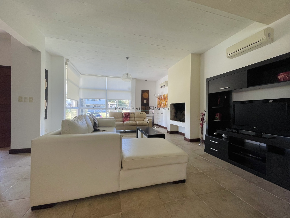 Casa ID.876 - Muy Buena Casa de 5 Dormitorios y Piscina en Rincón del Indio, a Pocos Metros del Mar