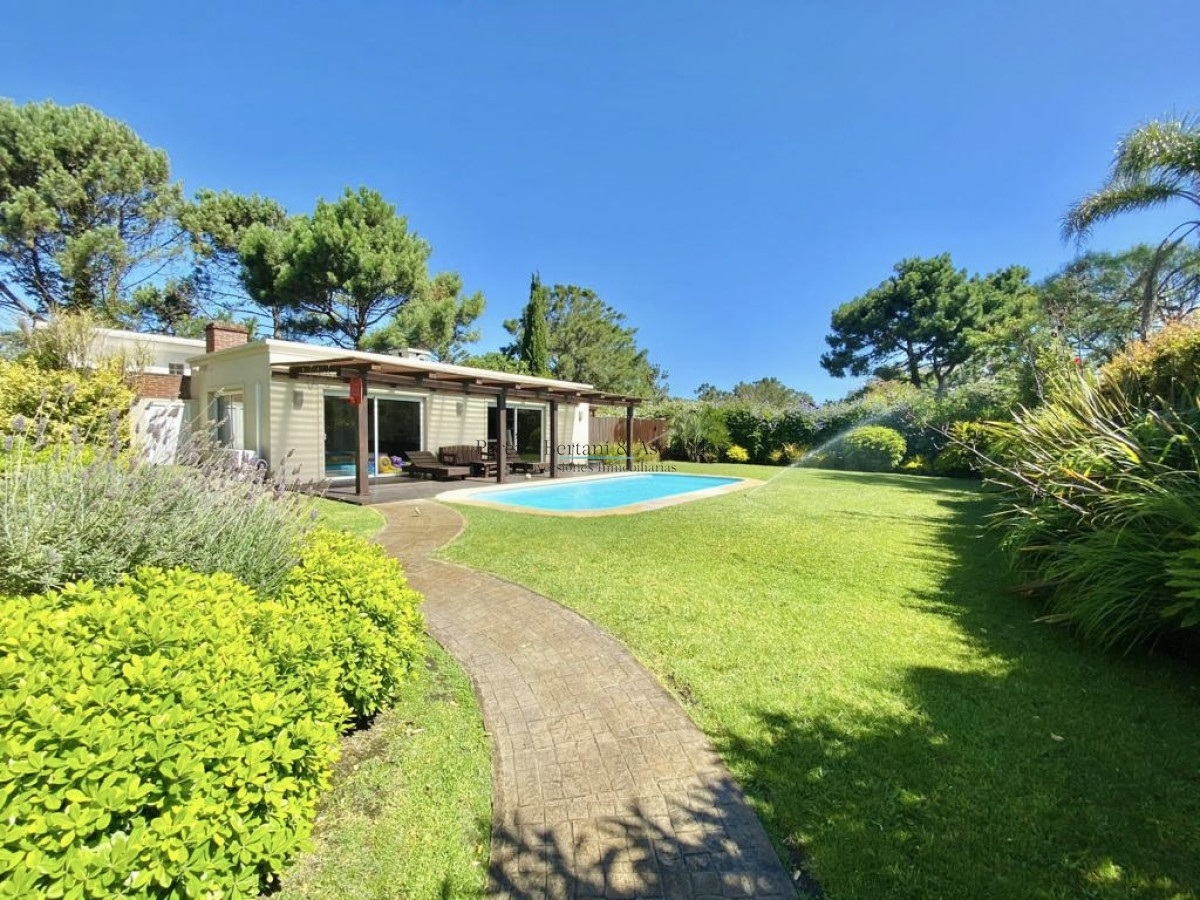 Casa ID.875 - Excelente Casa de 4 Dormitorios, Piscina Climatizada y Barbacoa en Pinares, Punta del Este