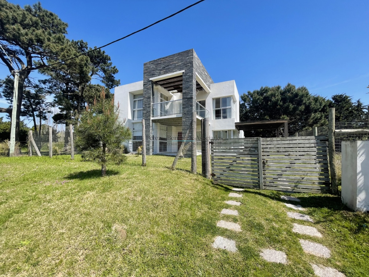 Casa ID.876 - Muy Buena Casa de 5 Dormitorios y Piscina en Rincón del Indio, a Pocos Metros del Mar