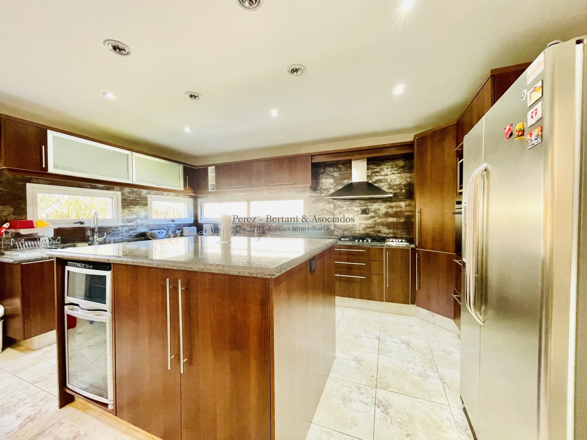 Casa ID.875 - Excelente Casa de 4 Dormitorios, Piscina Climatizada y Barbacoa en Pinares, Punta del Este